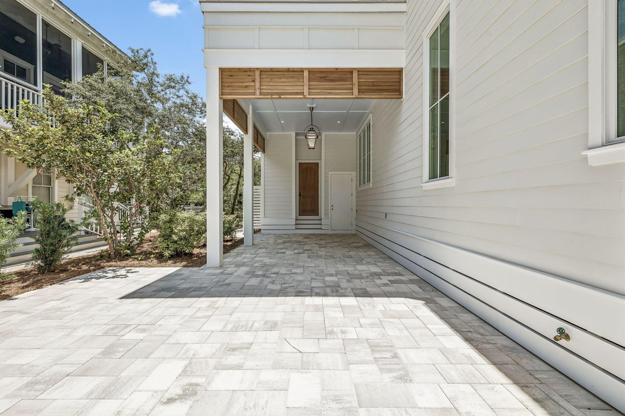 Image 4: Carport