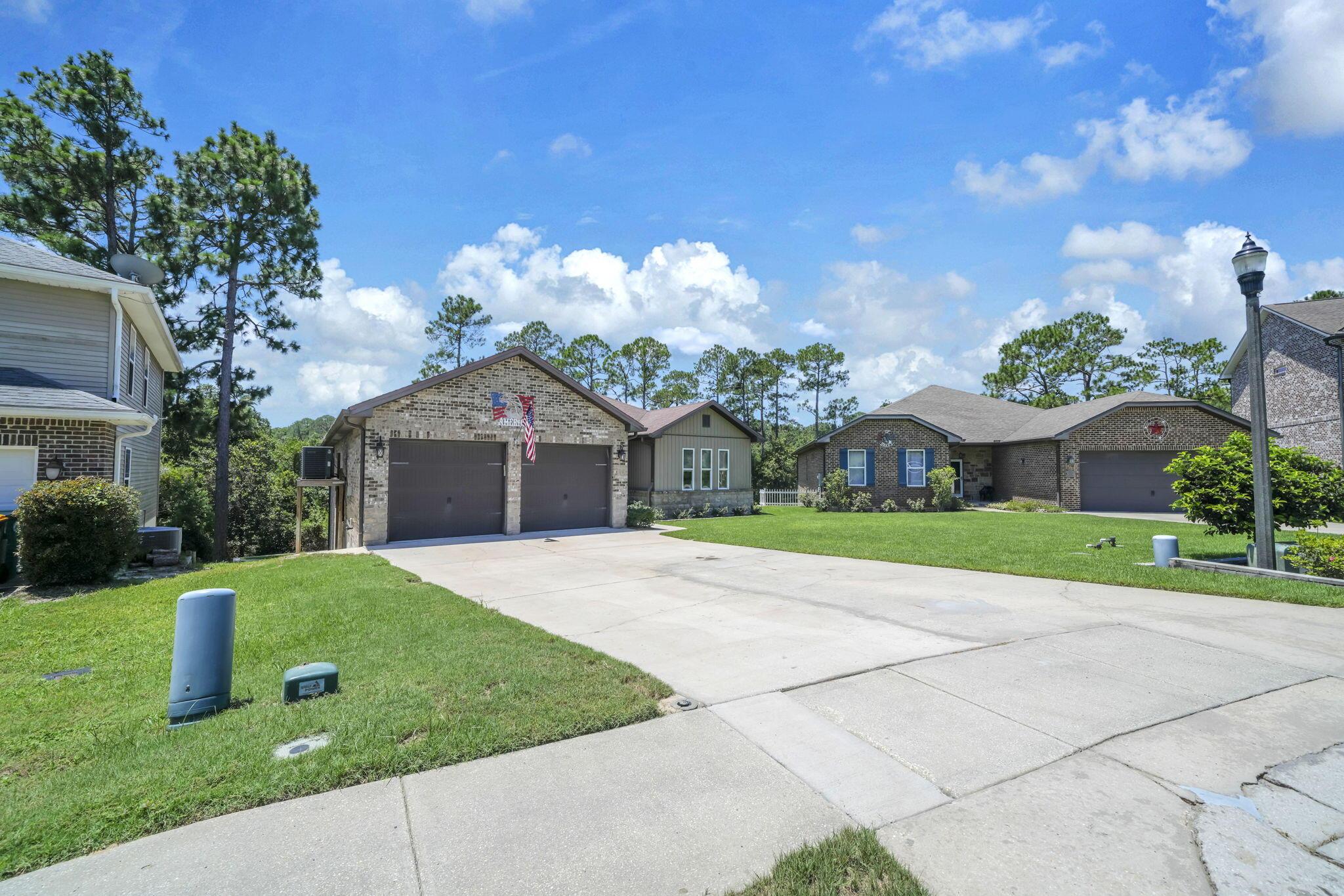 Image 3: Expansive driveway