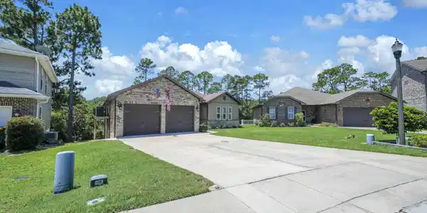 Image 3: Expansive driveway