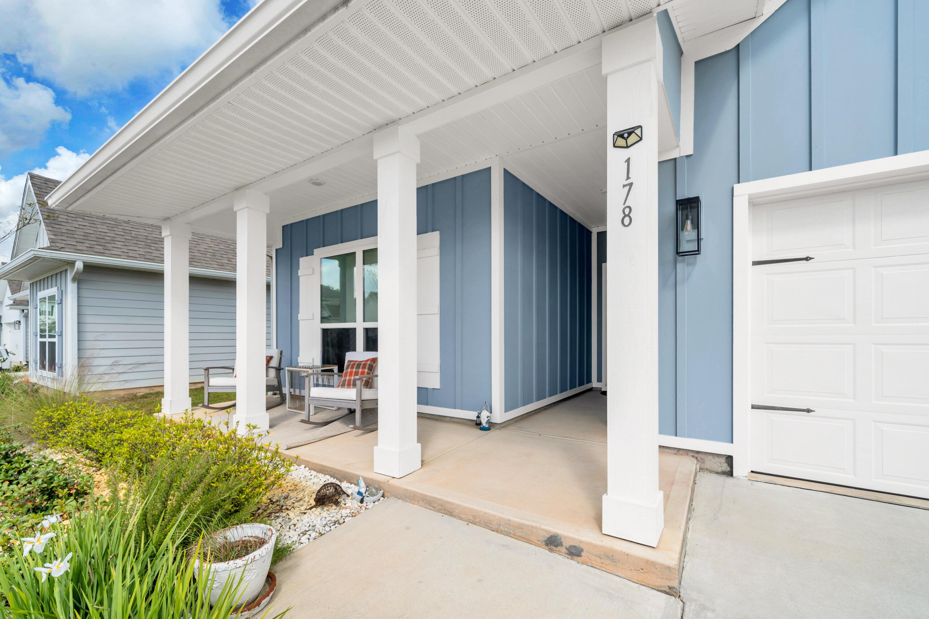 Image 2: Adorable Front Porch