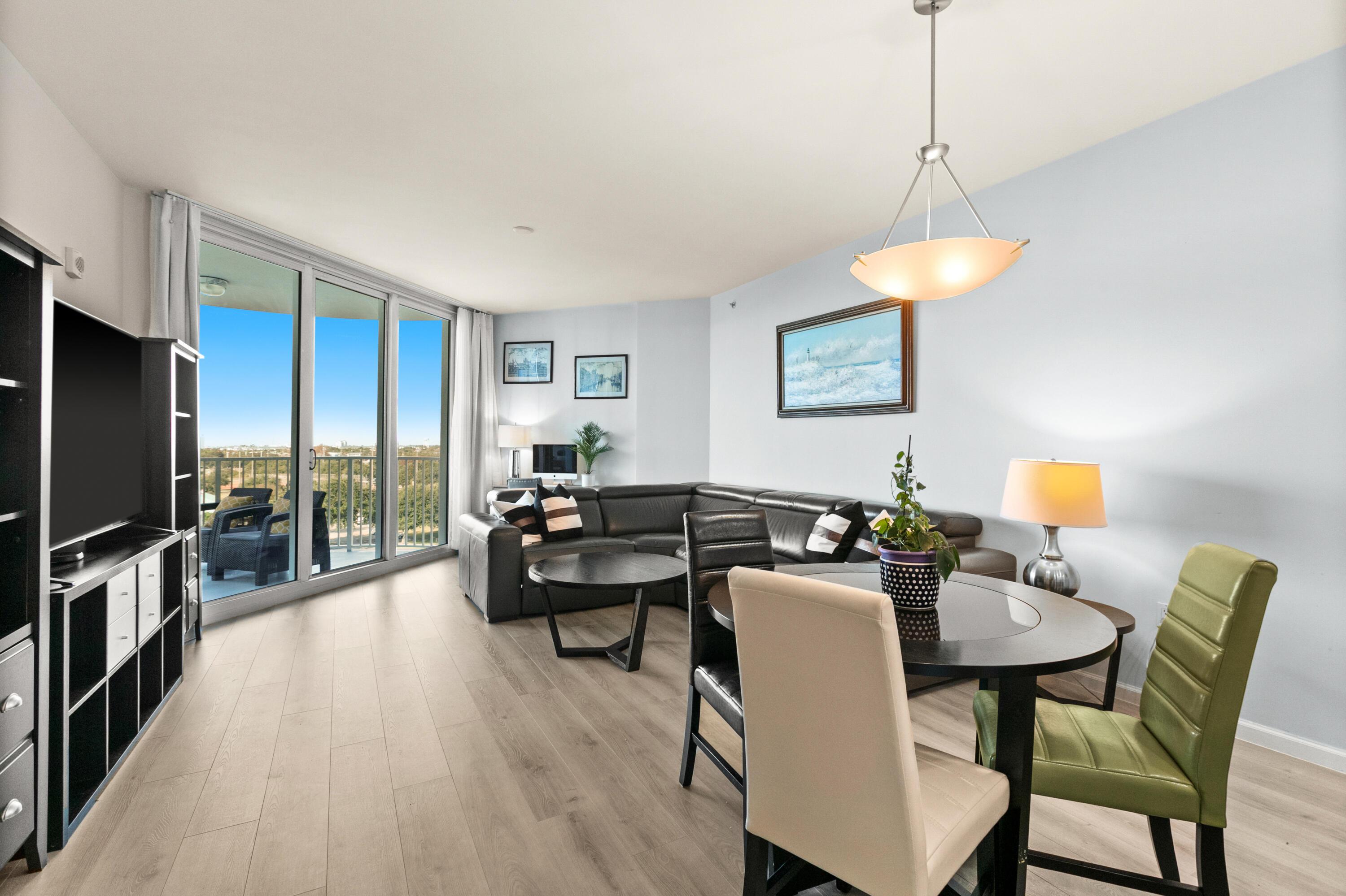 Image 4: Living Area 2712