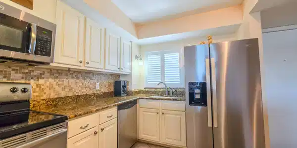 Image 4: Kitchen