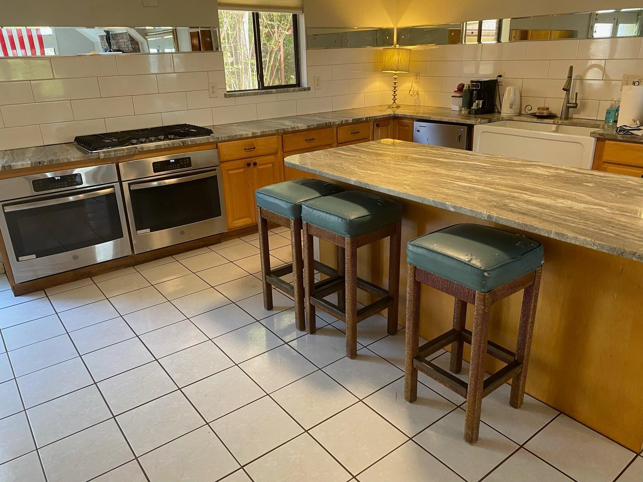 Image 2: Breakfast Bar & Kitchen Island