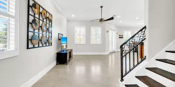 Image 4: Foyer
