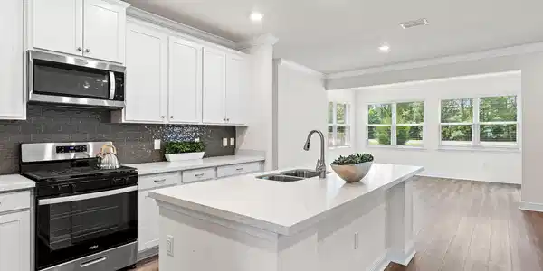 Image 3: Beautiful White Kitchen