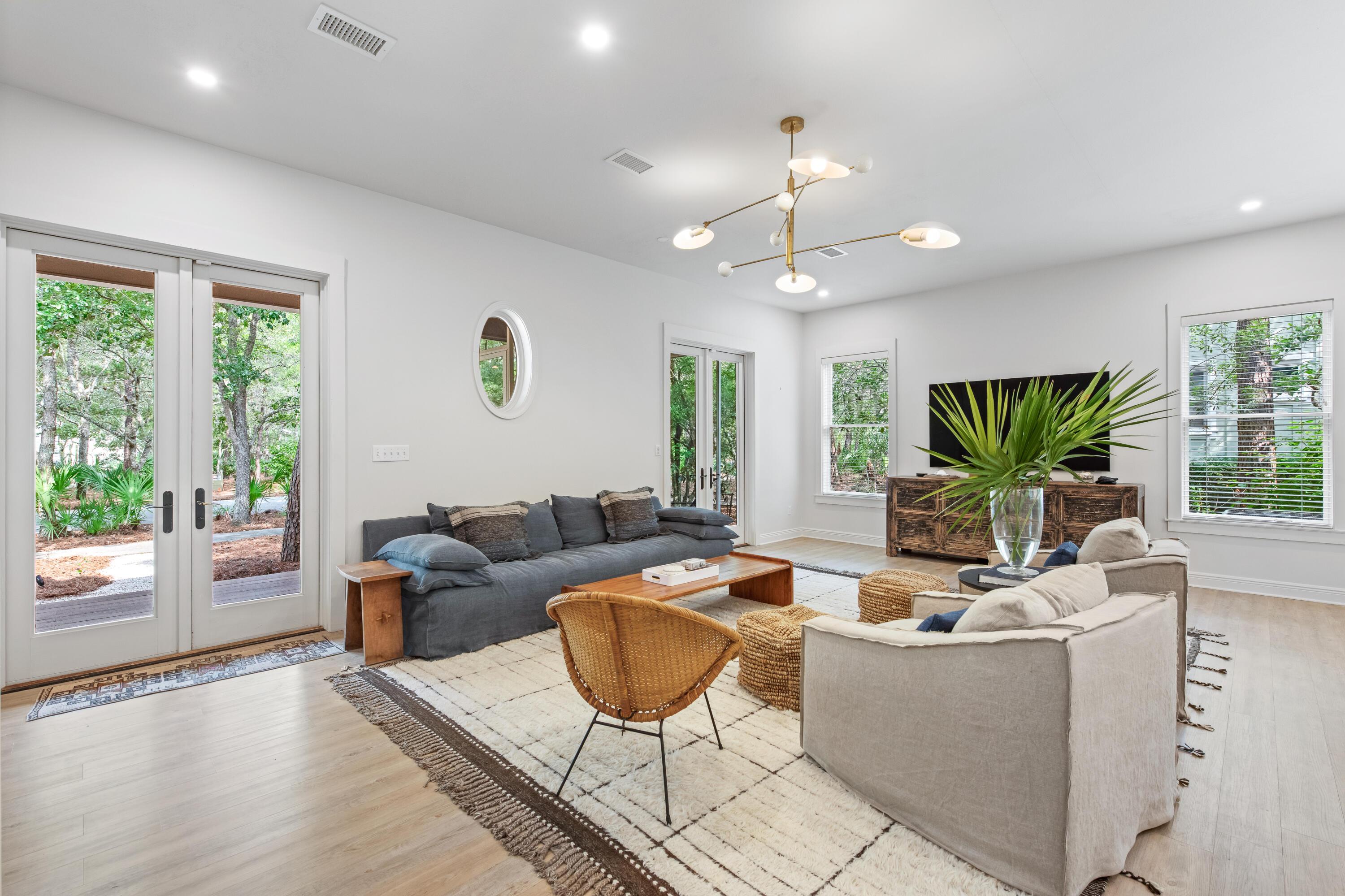 Image 4: Living Room