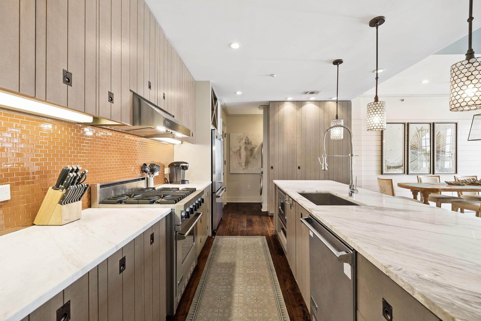 Image 3: Array_78NBarrettSquare#6-33