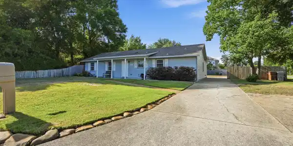 Image 3: Front yard