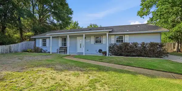 Image 4: Front yard