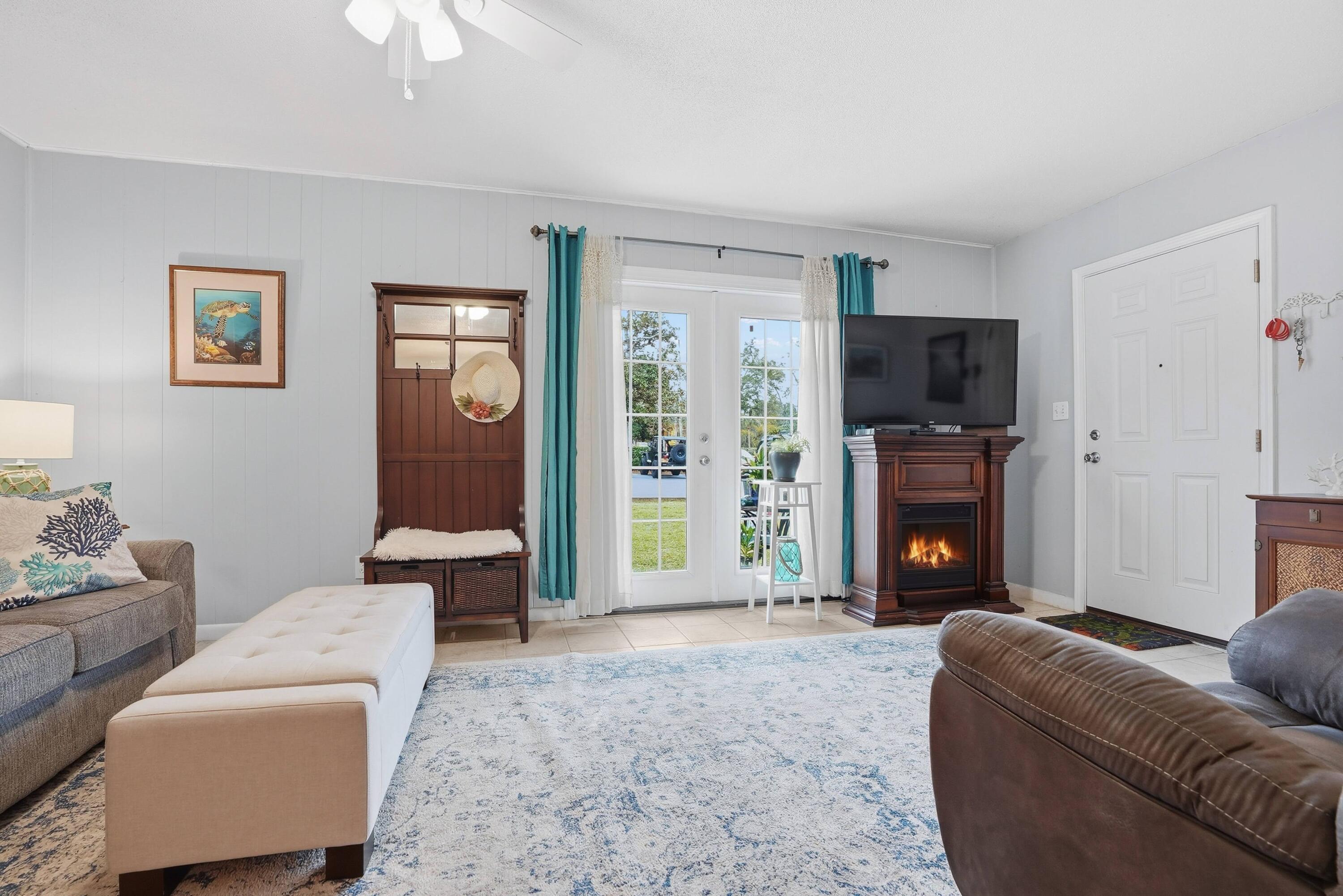 Image 4: D101 Living Room
