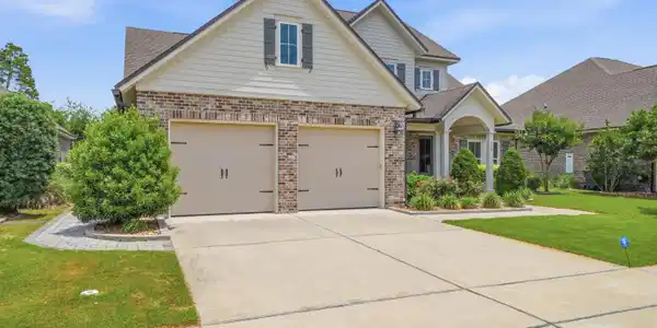 Image 3: 2.5-Car Garage