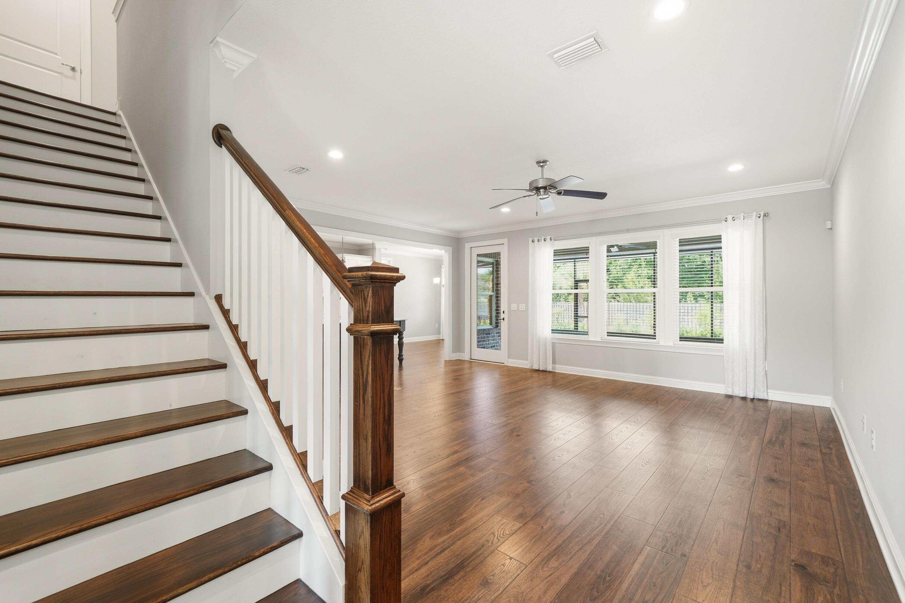 Image 4: Entry/Living Room