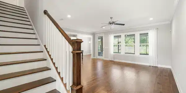 Image 4: Entry/Living Room