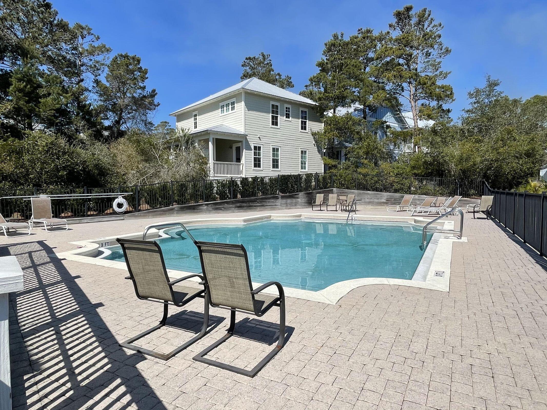 Image 4: Lakeside pool
