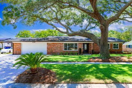 273 NW Briarwood Circle