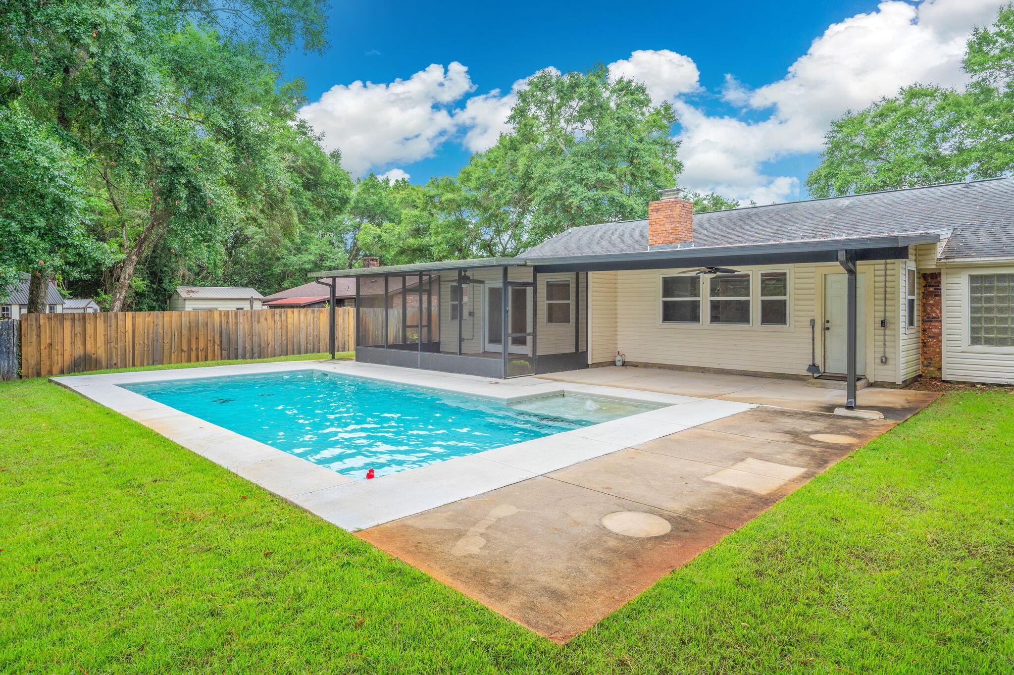 Image 2: Pool