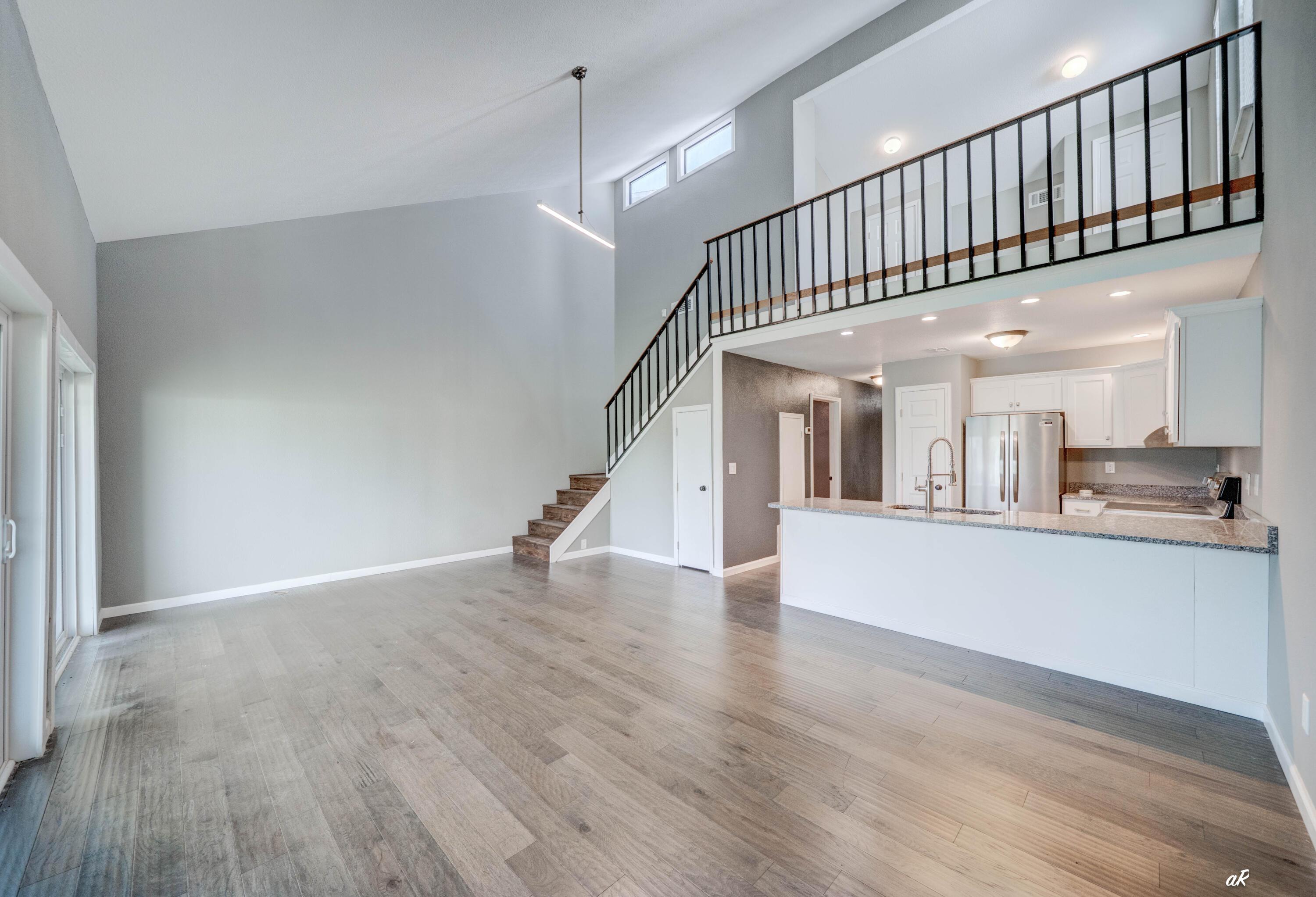 Image 4: Great Room-2