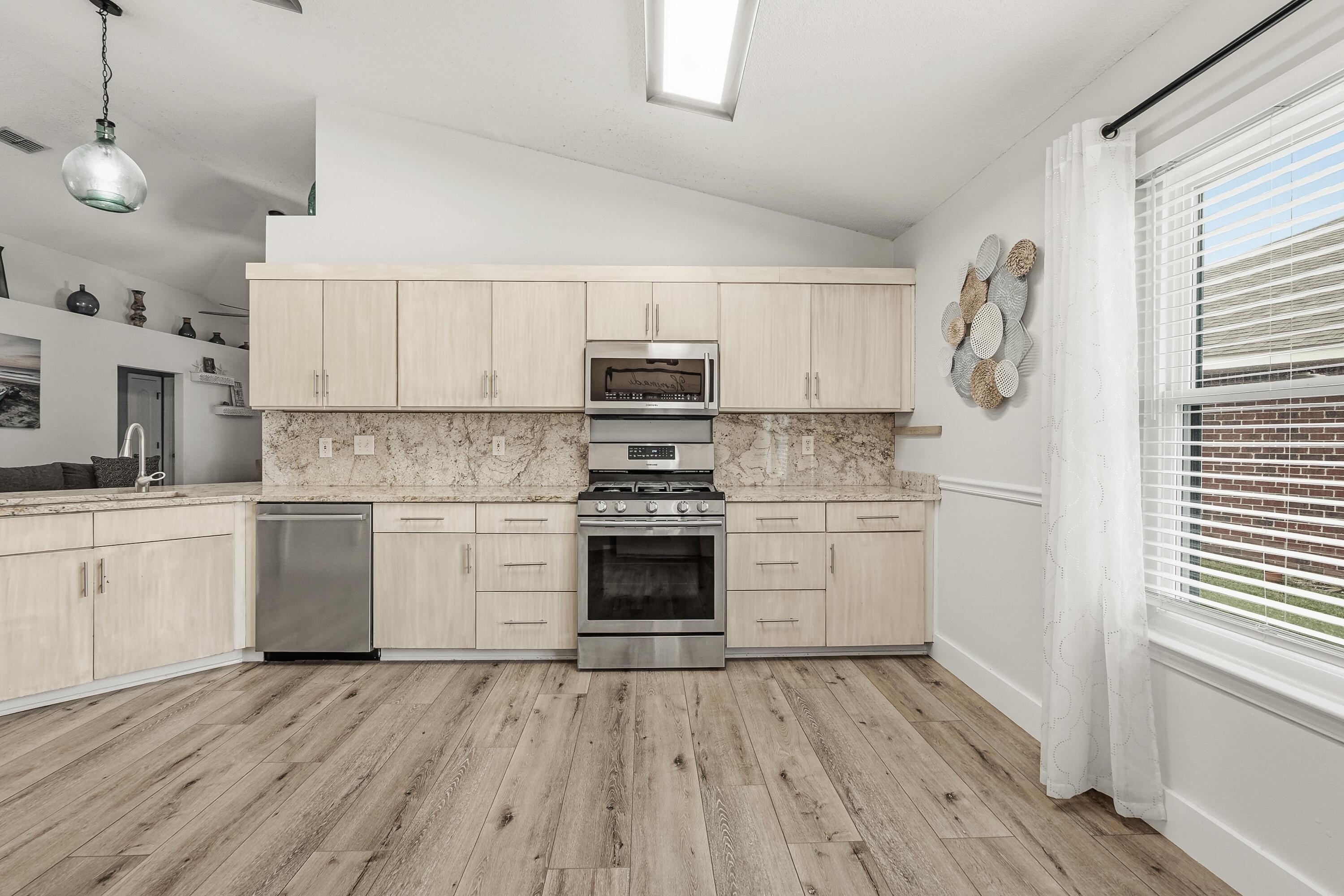Image 4: Kitchen