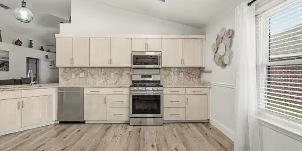 Image 4: Kitchen