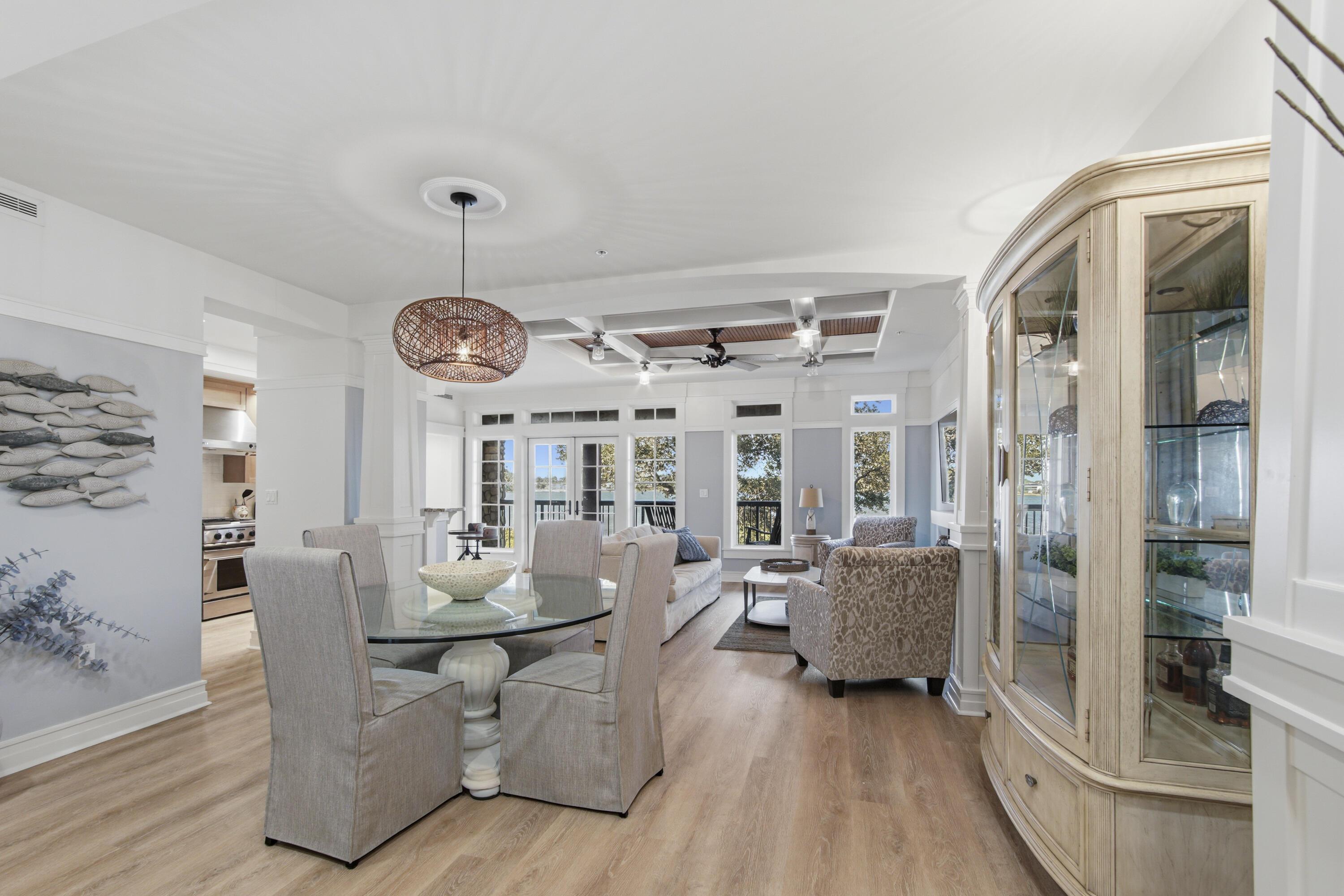 Image 1: Dining area/ living area
