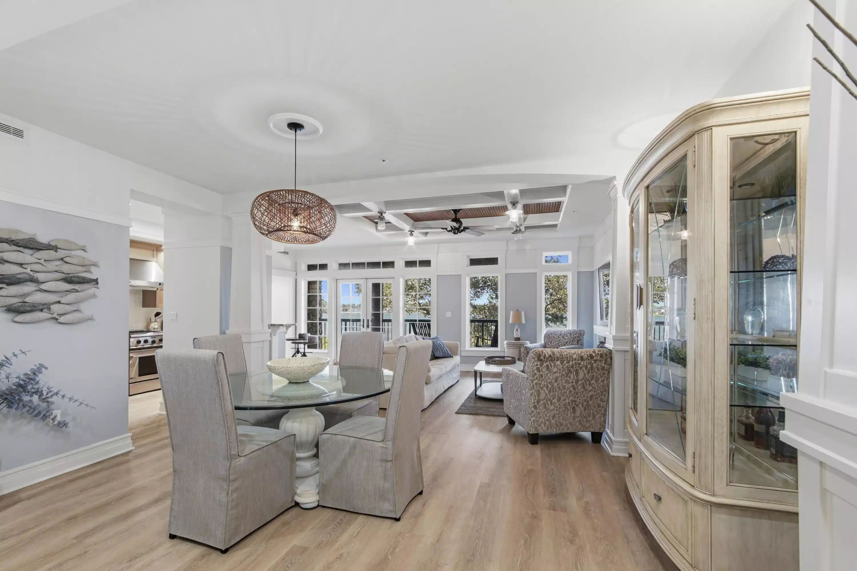 Image 1: Dining area/ living area