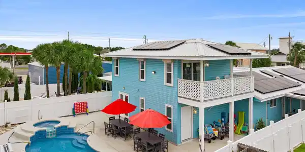 Image 2: Private pool AND hot tub!
