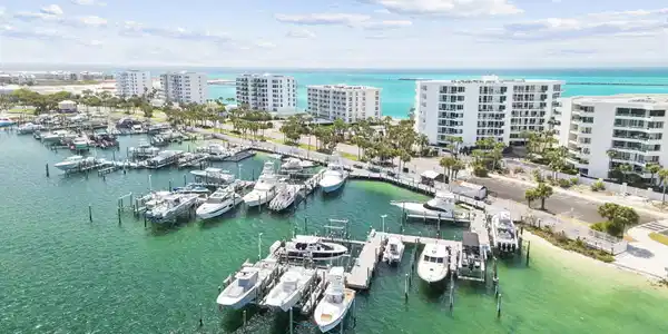 Image 4: Array_110GulfShoreDrUnit427-16