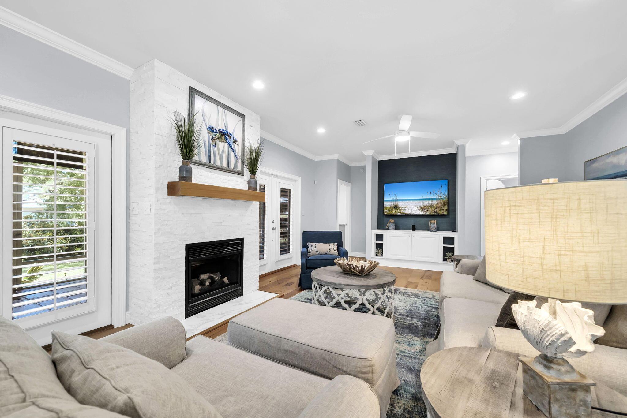 Image 4: Living Area