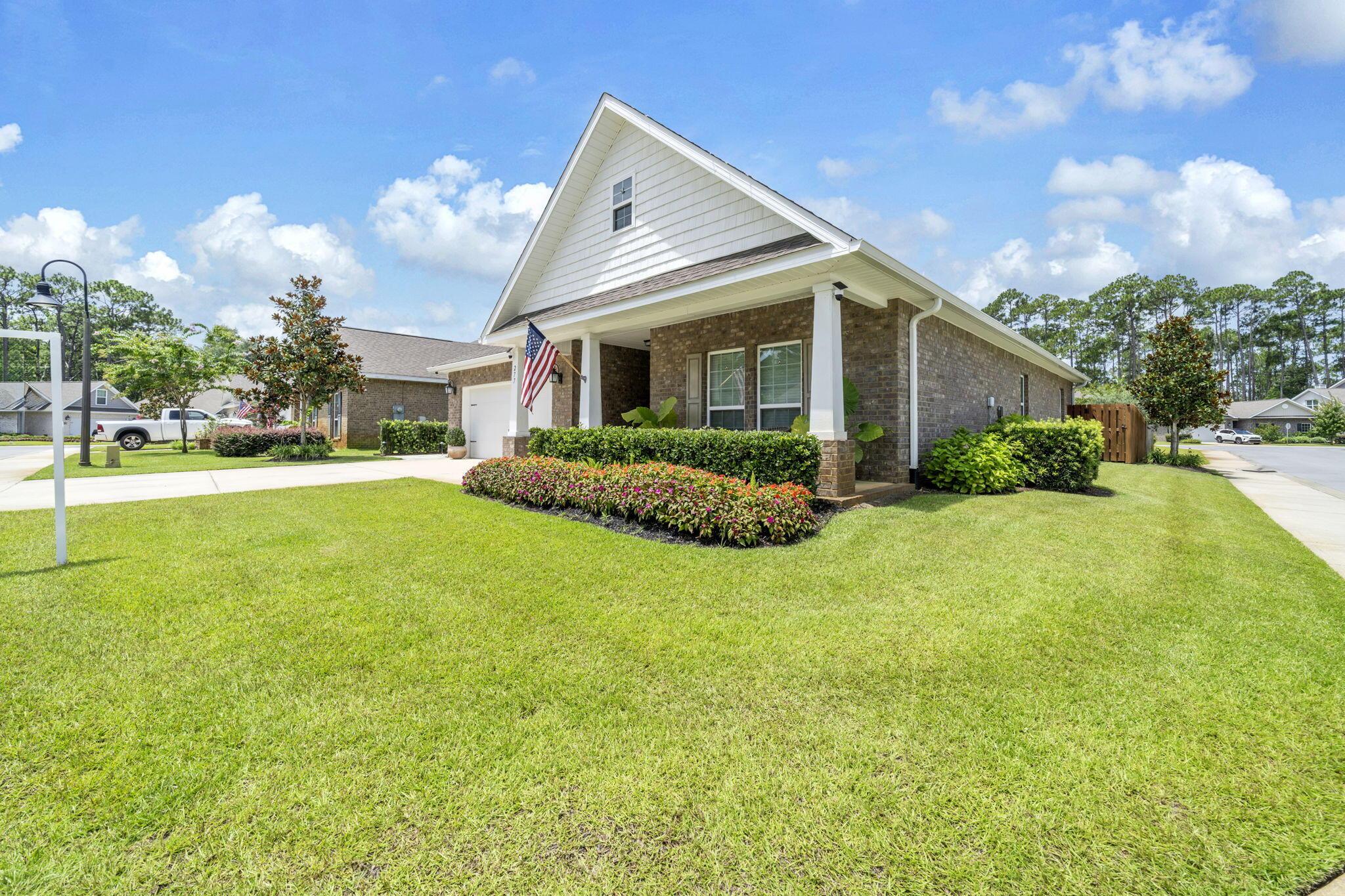 Image 3: Front Yard Right View