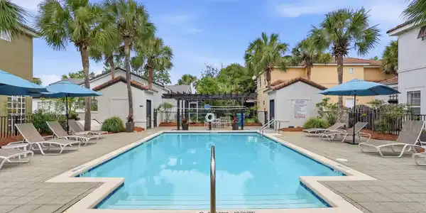 4790 W Trovare