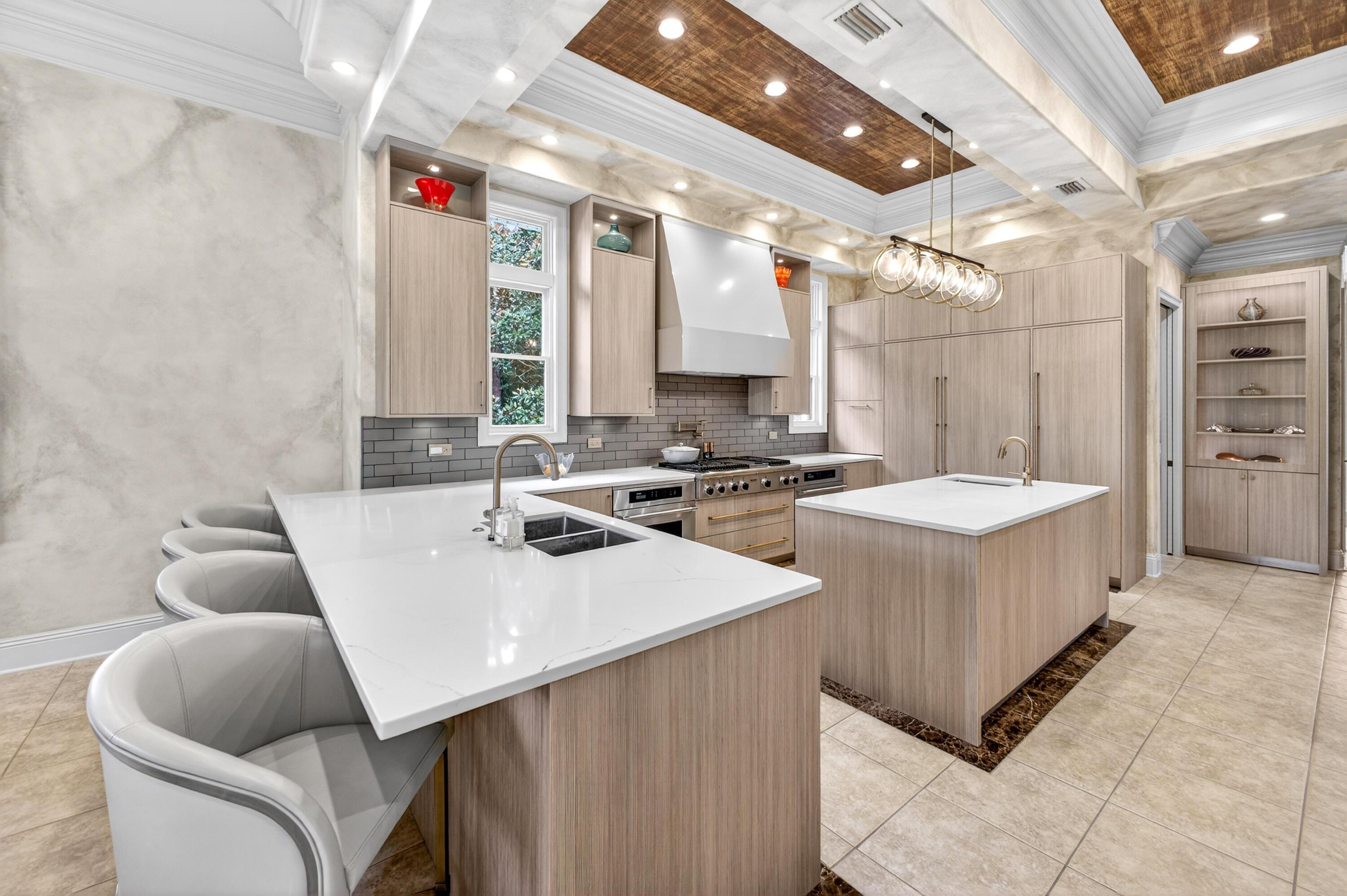 Image 4: Kitchen