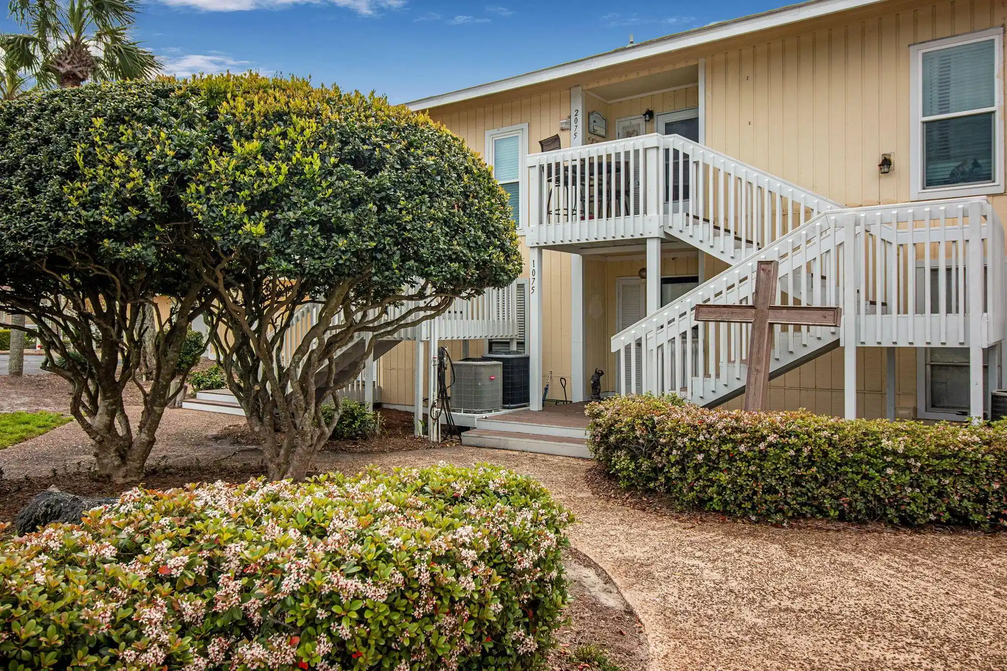 Image 1: 2-web-or-mls-775-gulf-shore-dr-2075