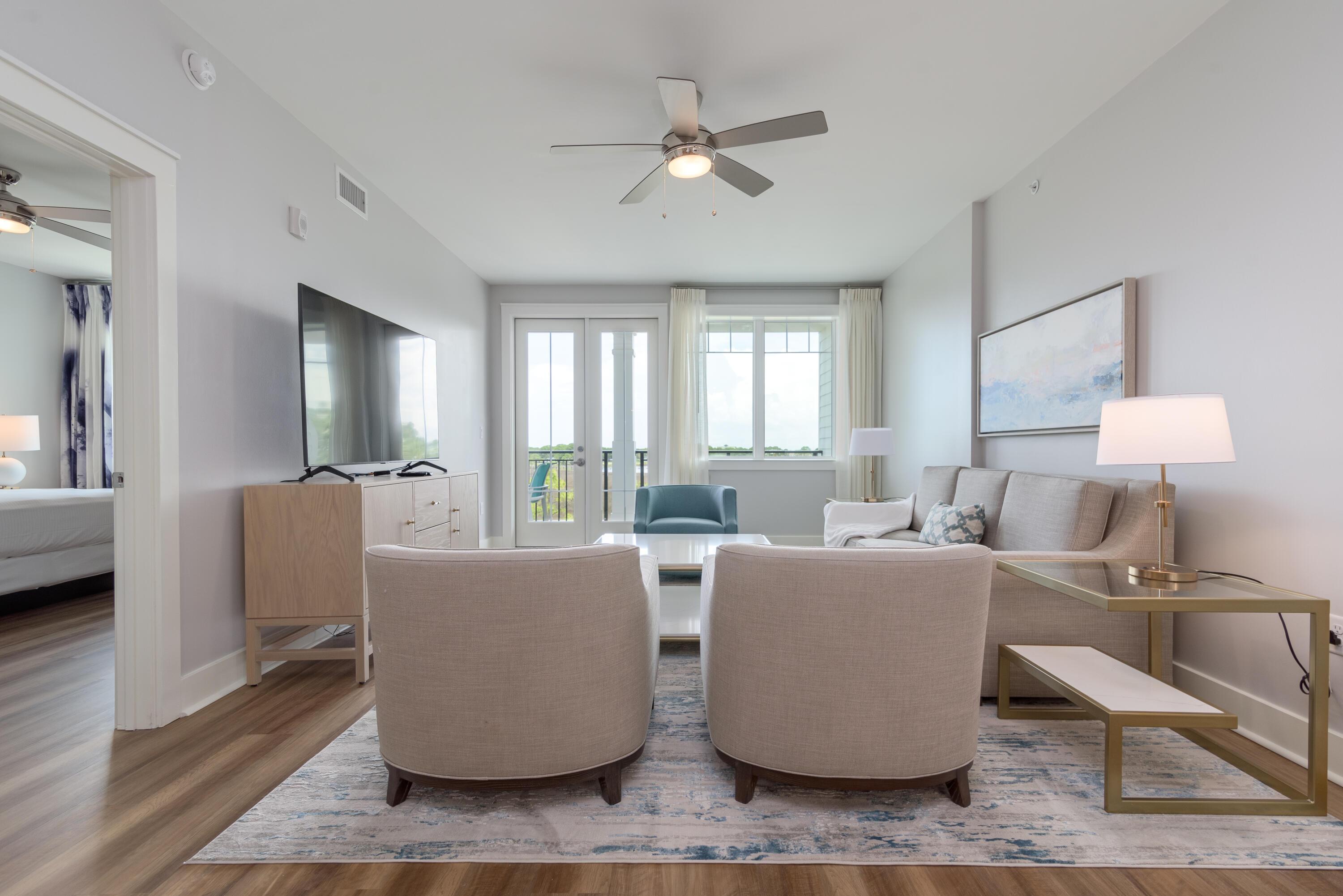 Image 4: 3 - Living Room