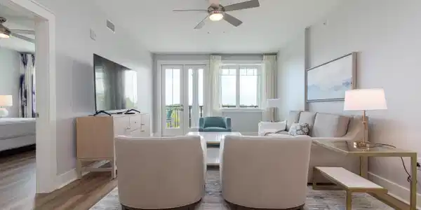 Image 4: 3 - Living Room