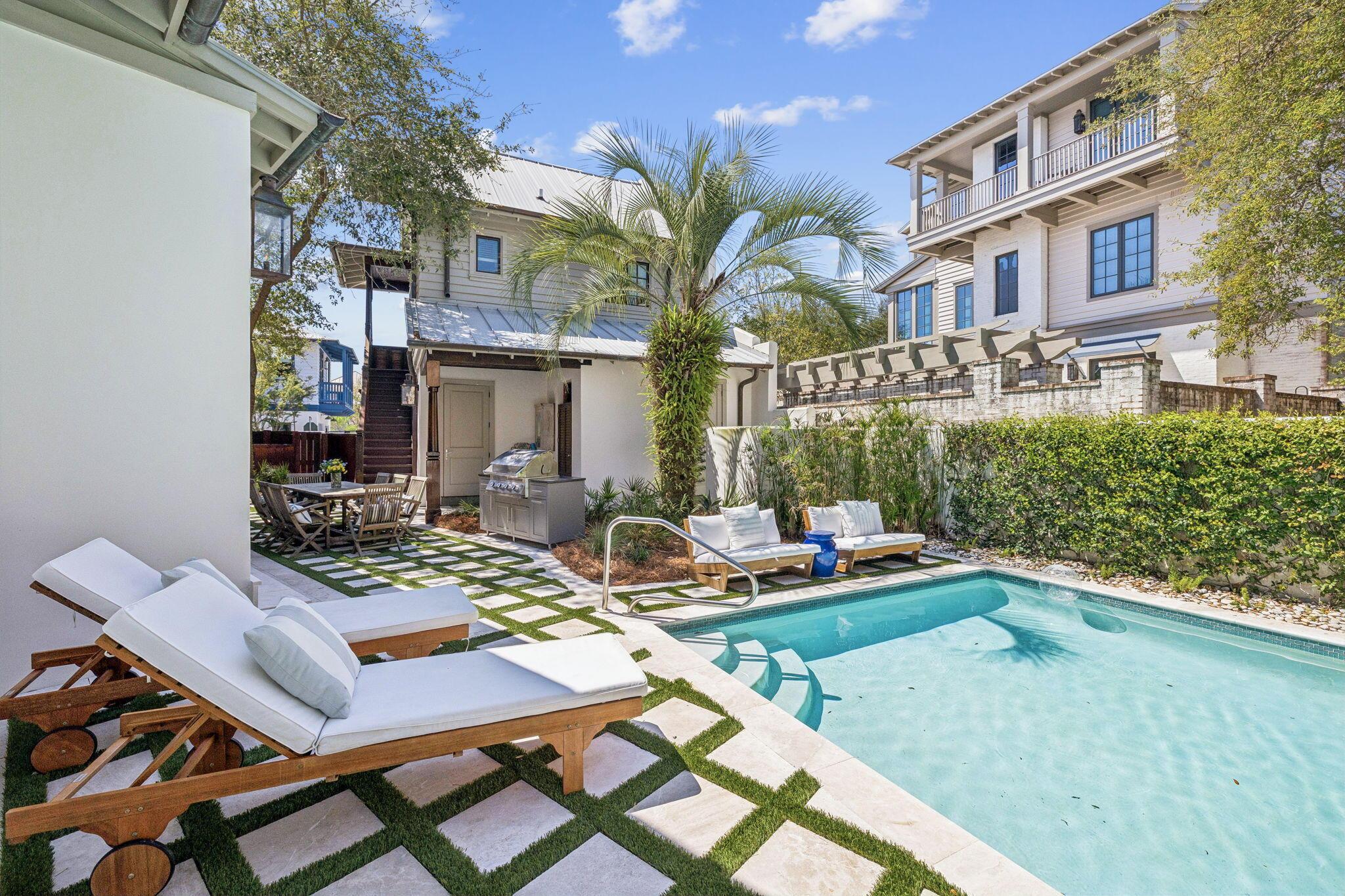 Image 4: Lounge by The Pool