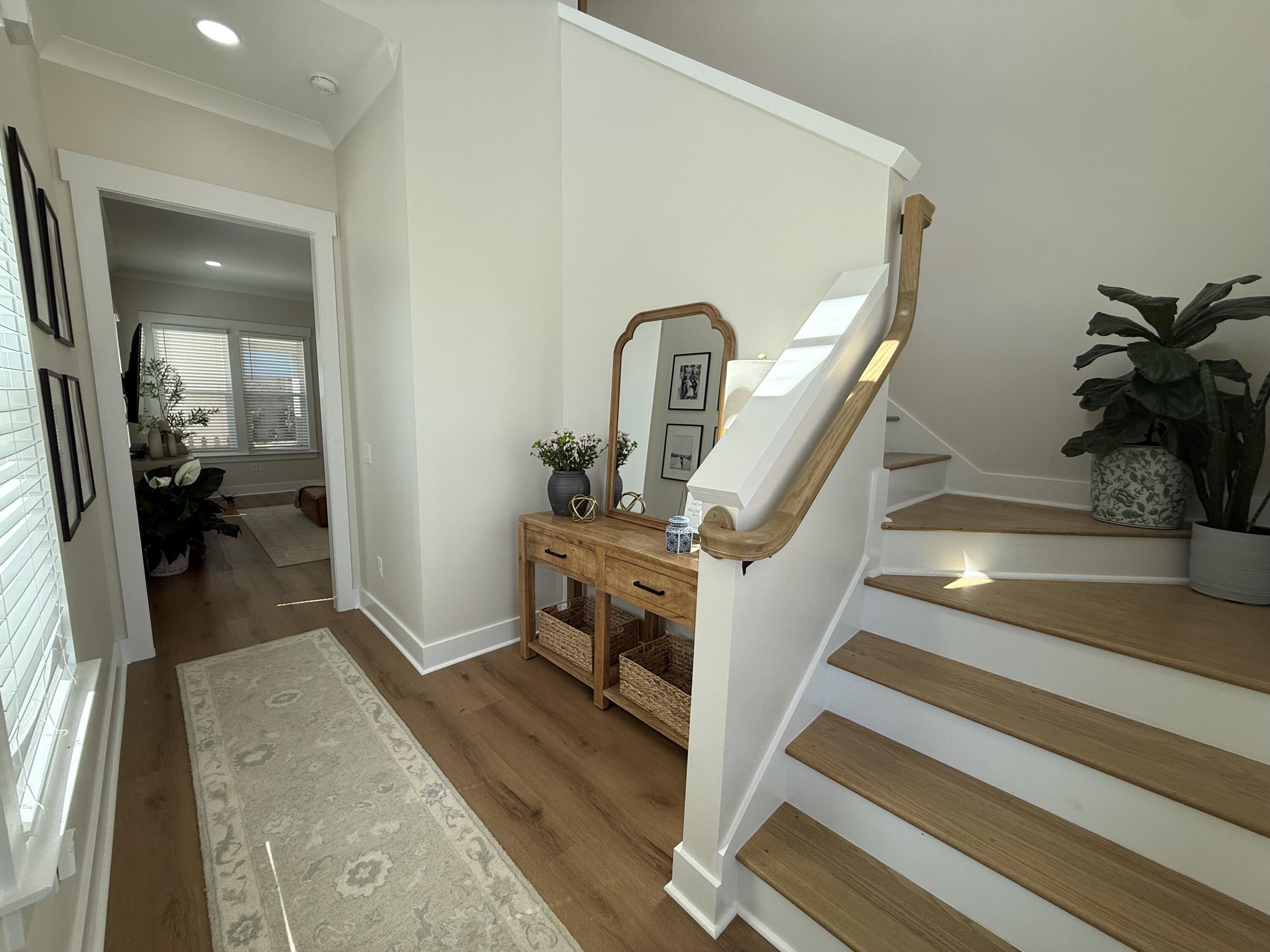 Image 4: Large Foyer