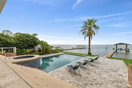 17 Bayshore Drive