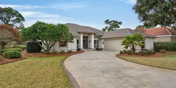 Image 4: Generous driveway and parking
