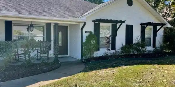 Image 3: Front entrance