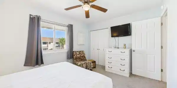 132 W Leslie Lane