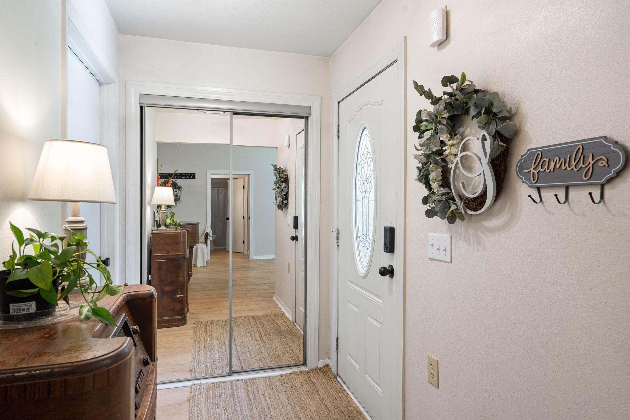 Image 4: Foyer