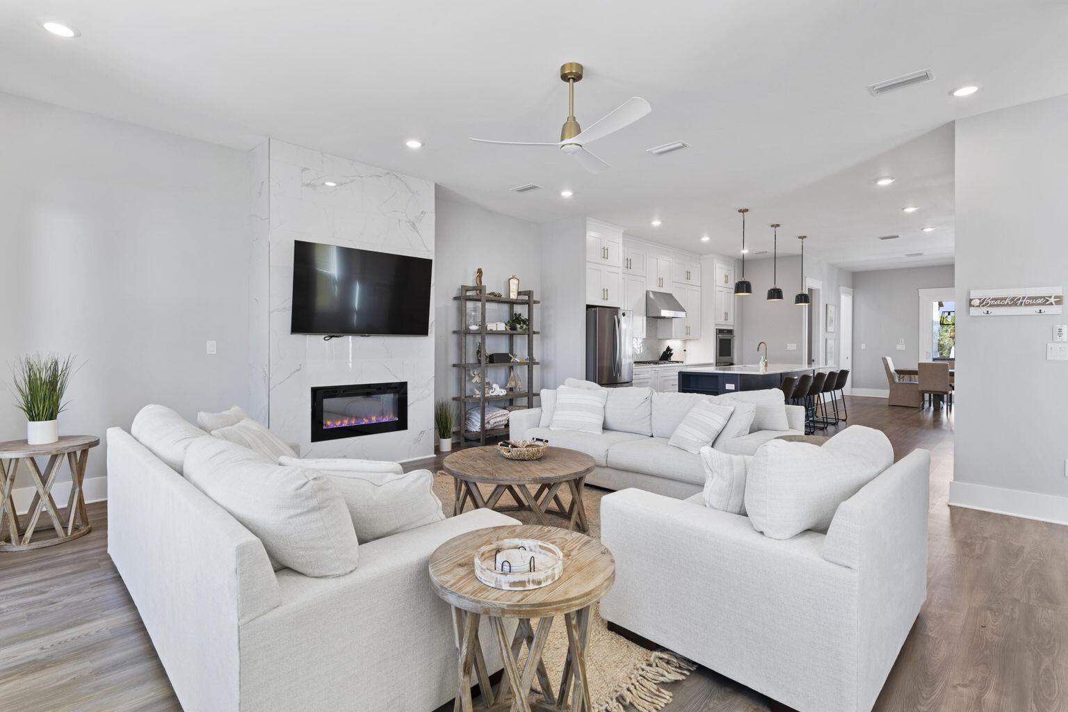 Image 4: Open Concept Family Room