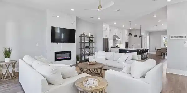 Image 4: Open Concept Family Room
