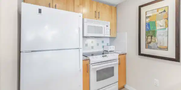 Image 4: Kitchen