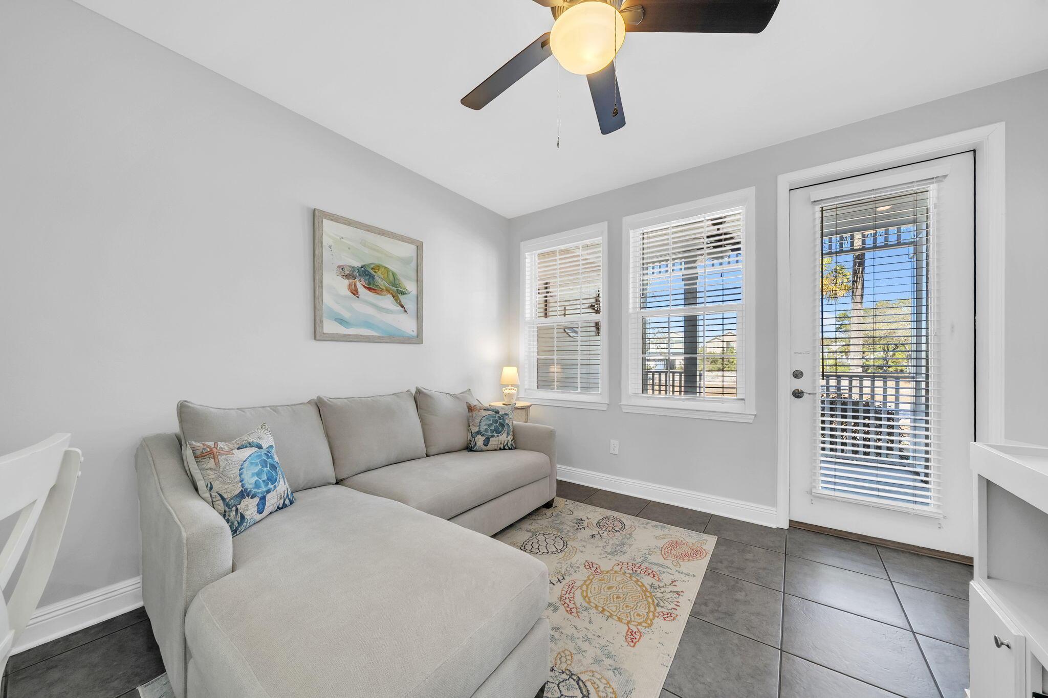 Image 4: Living Room