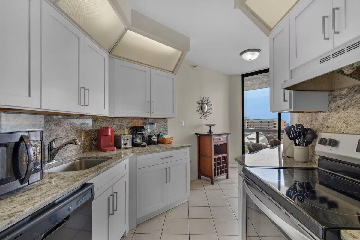 Image 4: Kitchen