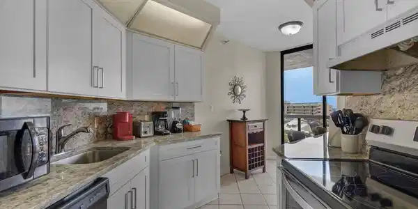 Image 4: Kitchen
