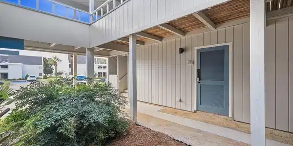 Image 2: 001 unit d140-4726 Bay Point Road