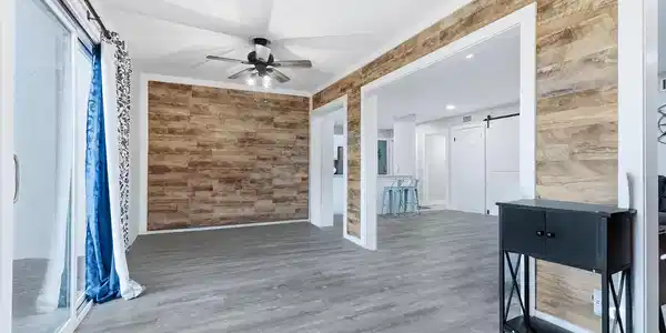Image 3: 007 unit d140-4726 Bay Point Road