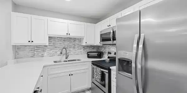Image 4: 009 unit d140-4726 Bay Point Road